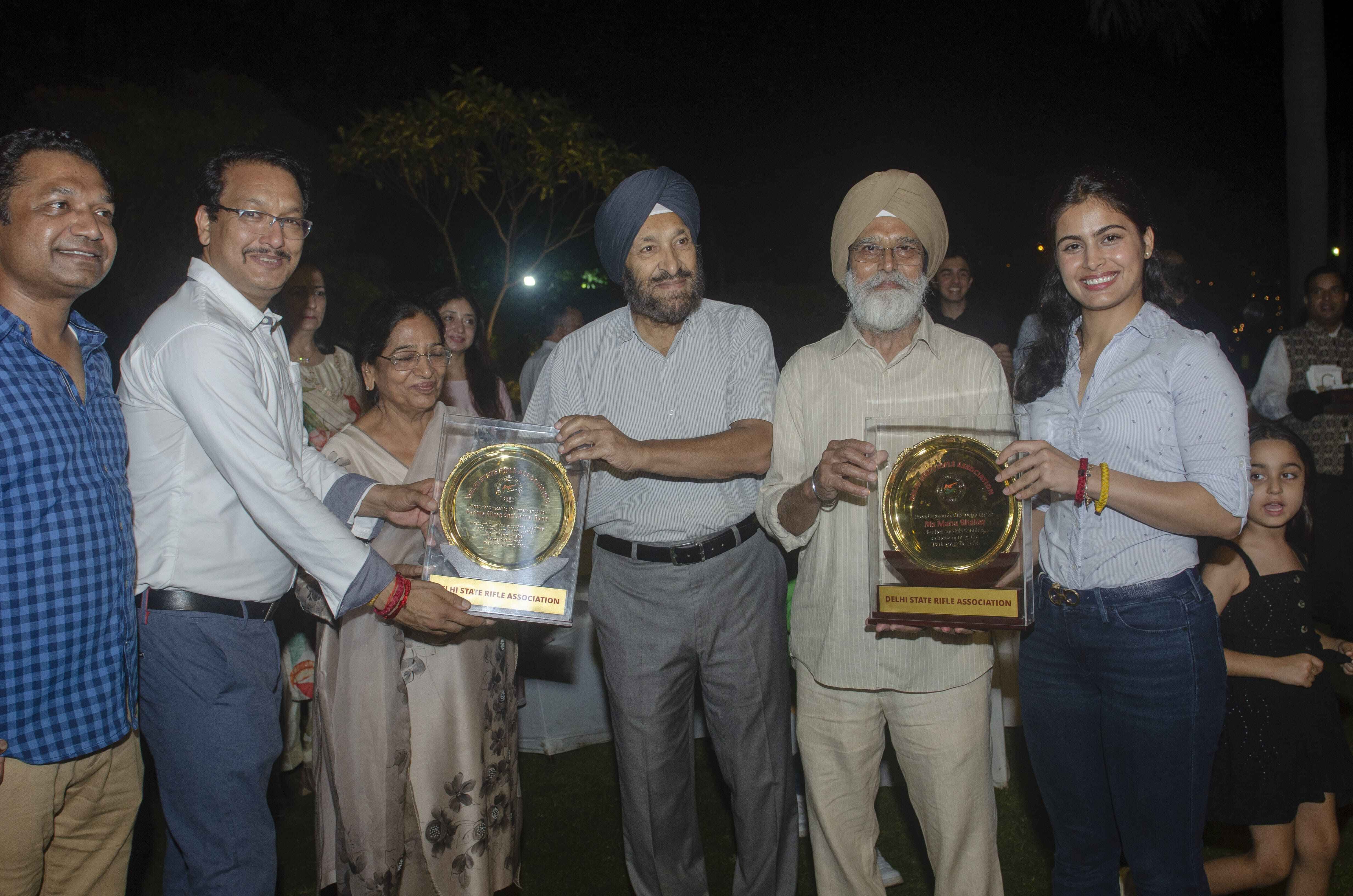 HS Bedi, Jaspal Singh Marwah and Farid Ali felicitating shooter Manu Bhaker and coach Jaspal Rana