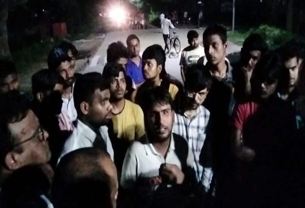 Students Block Intersection at Kashi Hindu Vishwavidyalaya Over Food Shortage, Proctoral Team Responds