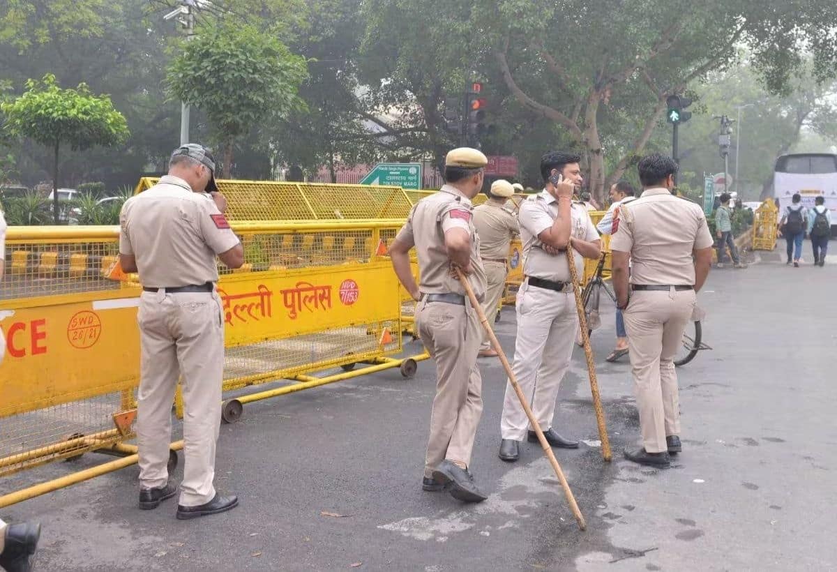 Delhi Traffic Police Seize 500 Live Cartridges from Motorcycle, Manhunt Underway