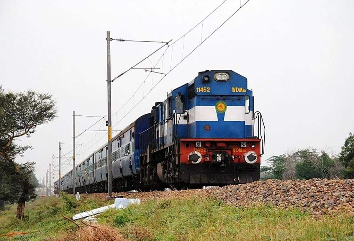 Free Meals on Indian Railways: Just Bring Your Plate and Bowl!