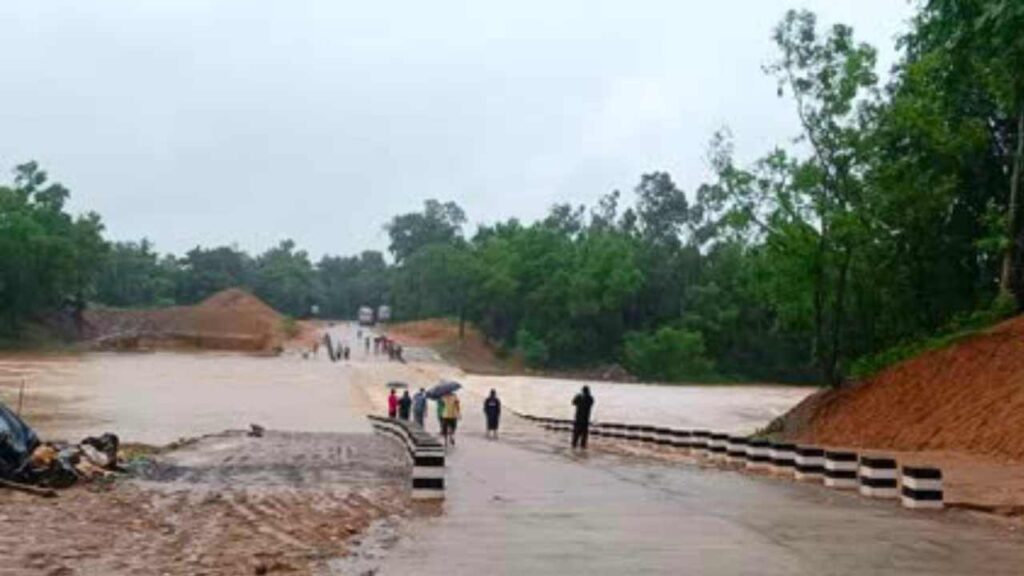 অতি ভারী বৃষ্টিতে ভয়ঙ্কর অবস্থা বাঁকুড়ার, যোগাযোগ বিচ্ছিন্ন ঝাড়গ্রামের সঙ্গে, আতঙ্কে মানুষজন