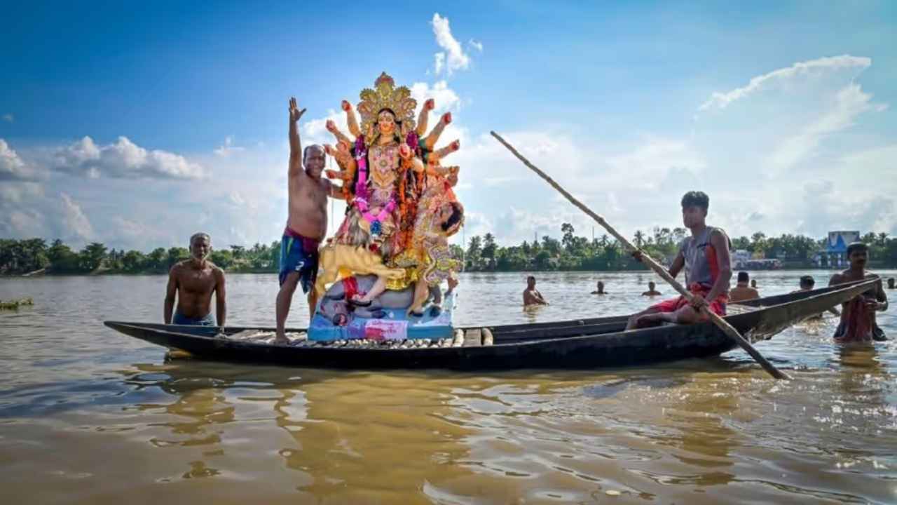 অনুদান ফেরানোর পর এবার মণ্ডপে নির্যাতিতার ছবি! আরজি করের প্রতিবাদে বিশাল উদ্যোগ পুজো কমিটির