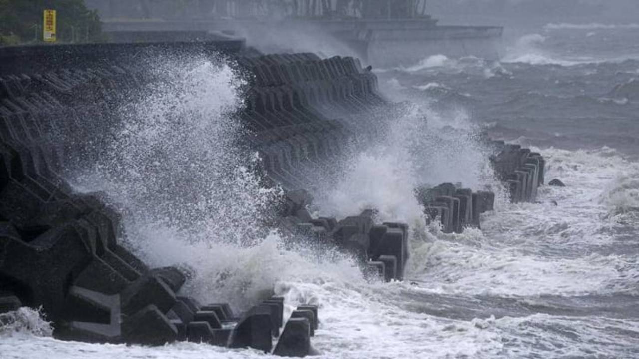 উত্তাল সমুদ্র, ১৯৮ কিমি বেগে ধেয়ে আসছে ঘূর্ণিঝড় শনশন! ভয়ঙ্কর ক্ষয়ক্ষতির আশঙ্কা