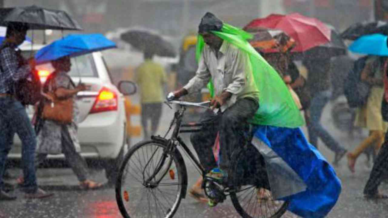 কলকাতা সহ উত্তরবঙ্গ ও দক্ষিণবঙ্গে বজ্রবিদ্যুৎ সহ বৃষ্টি, ভিজবে কোন কোন জেলা? আজকের আবহাওয়া