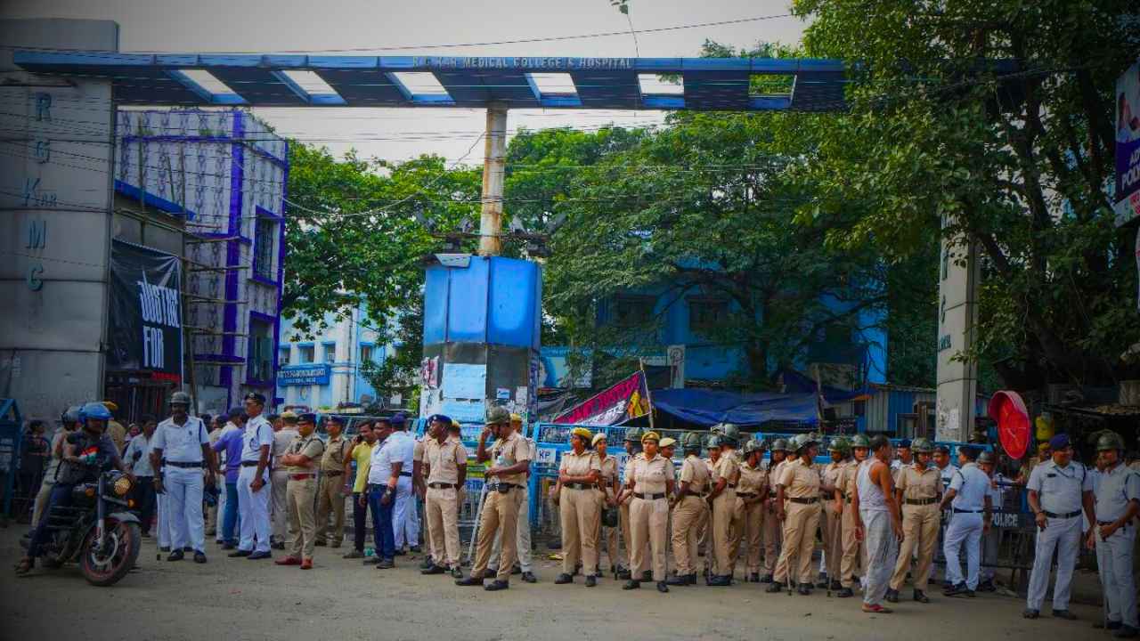 তিলোত্তমার বাবা-মাকে 'গৃহবন্দী' করে রেখেছে পুলিশ! বেফাঁস মন্তব্য ..