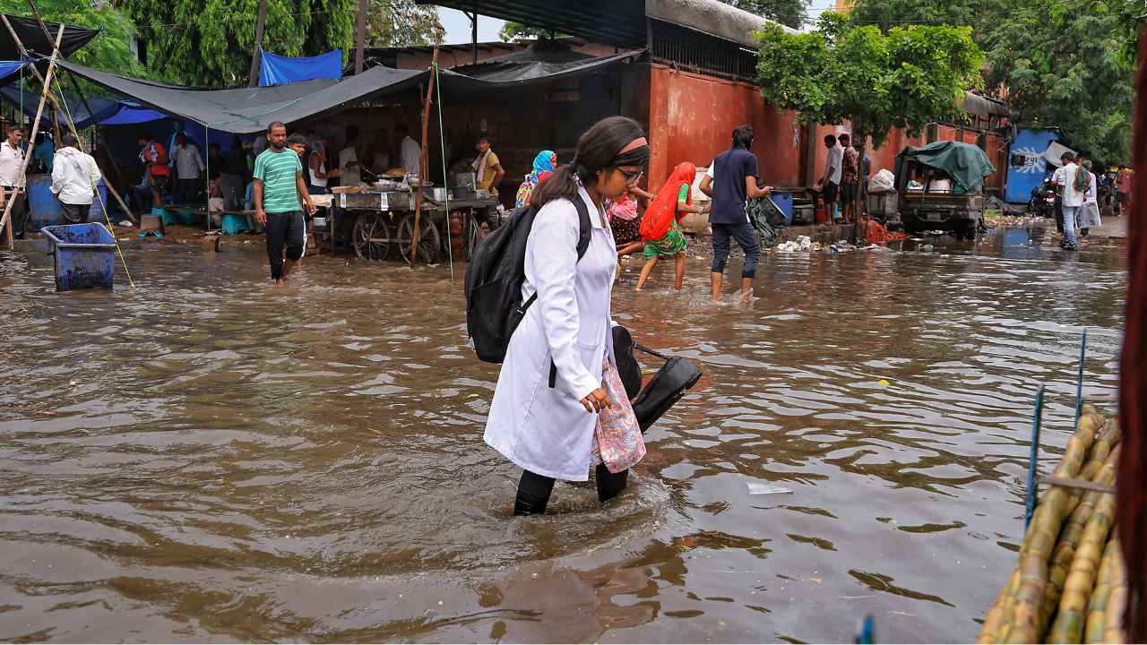 দিনভর বৃষ্টি, দেখা নেই রোদের! কবে কমবে দুর্যোগ? বড় খবর দিল আবহাওয়া দফতর