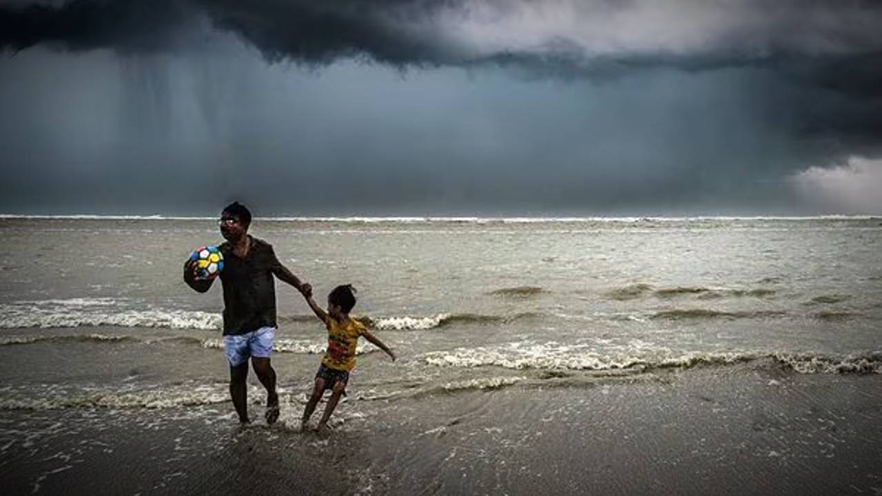 নিম্নচাপের মধ্যেই ধেয়ে আসছে ঘূর্ণিঝড় 'আসনা', দক্ষিণবঙ্গে পড়বে প্রভাব? আজকের আবহাওয়া