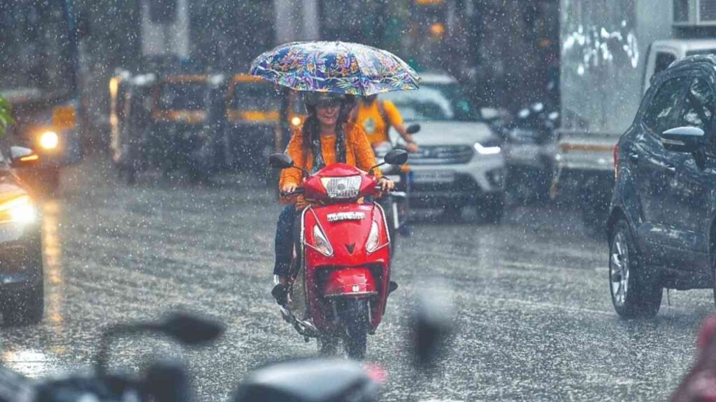 বজ্রবিদ্যুৎ সহ ভারী বৃষ্টির দাপট! আজ কোথায় কোথায় বৃষ্টি? আবহাওয়ার খবর