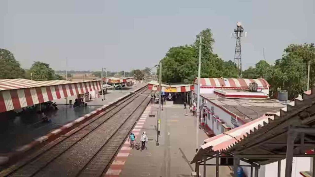 শুধু মহালয়ের দিন দাঁড়ায় ট্রেন, বছরের বাকি দিনগুলি খা খা করে স্টেশন