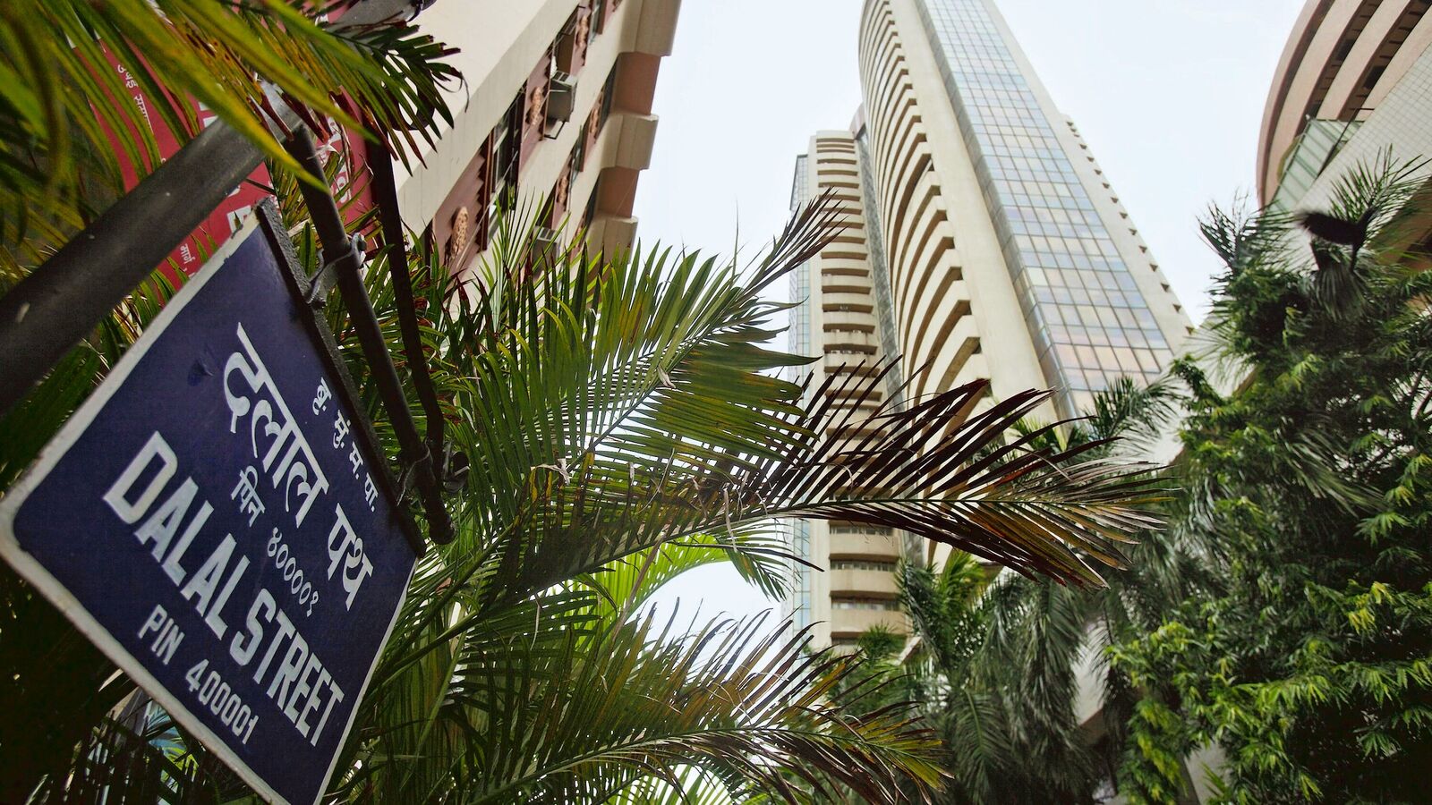 Stocks Dip as Sensex and Nifty 50 Slide After RBI Keeps Rates Steady