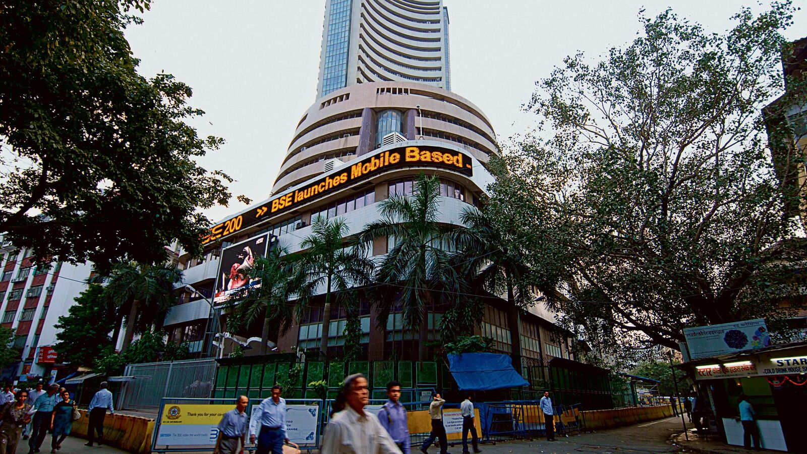 Stock Market Update: Nifty 50 & Sensex Flat, IT Stocks Shine Amid Volatility