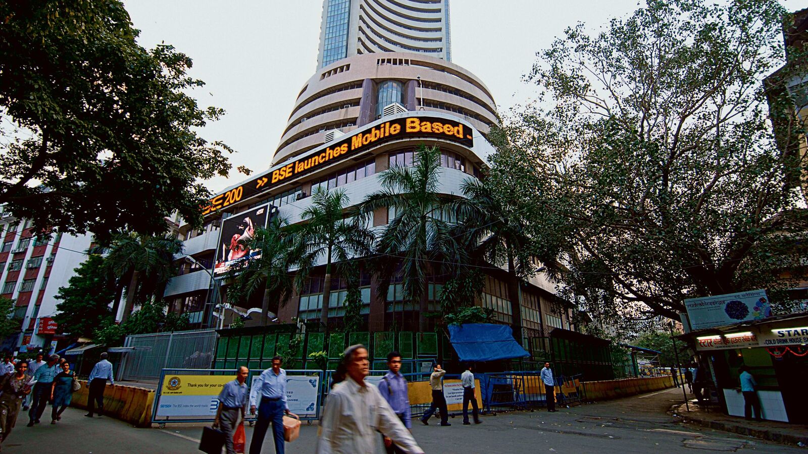 Q2 Earnings Today: Reliance, HCL Tech, Angel One & Oriental Hotels Set to Report