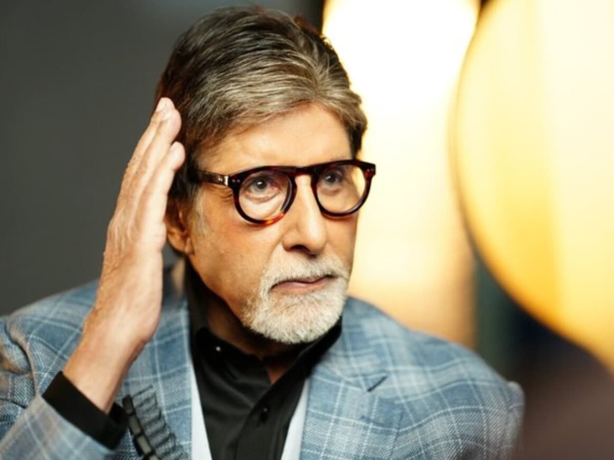 Fans Rage Over Amitabh Bachchan's 'Hair' Photo: What’s the Use of Fame?