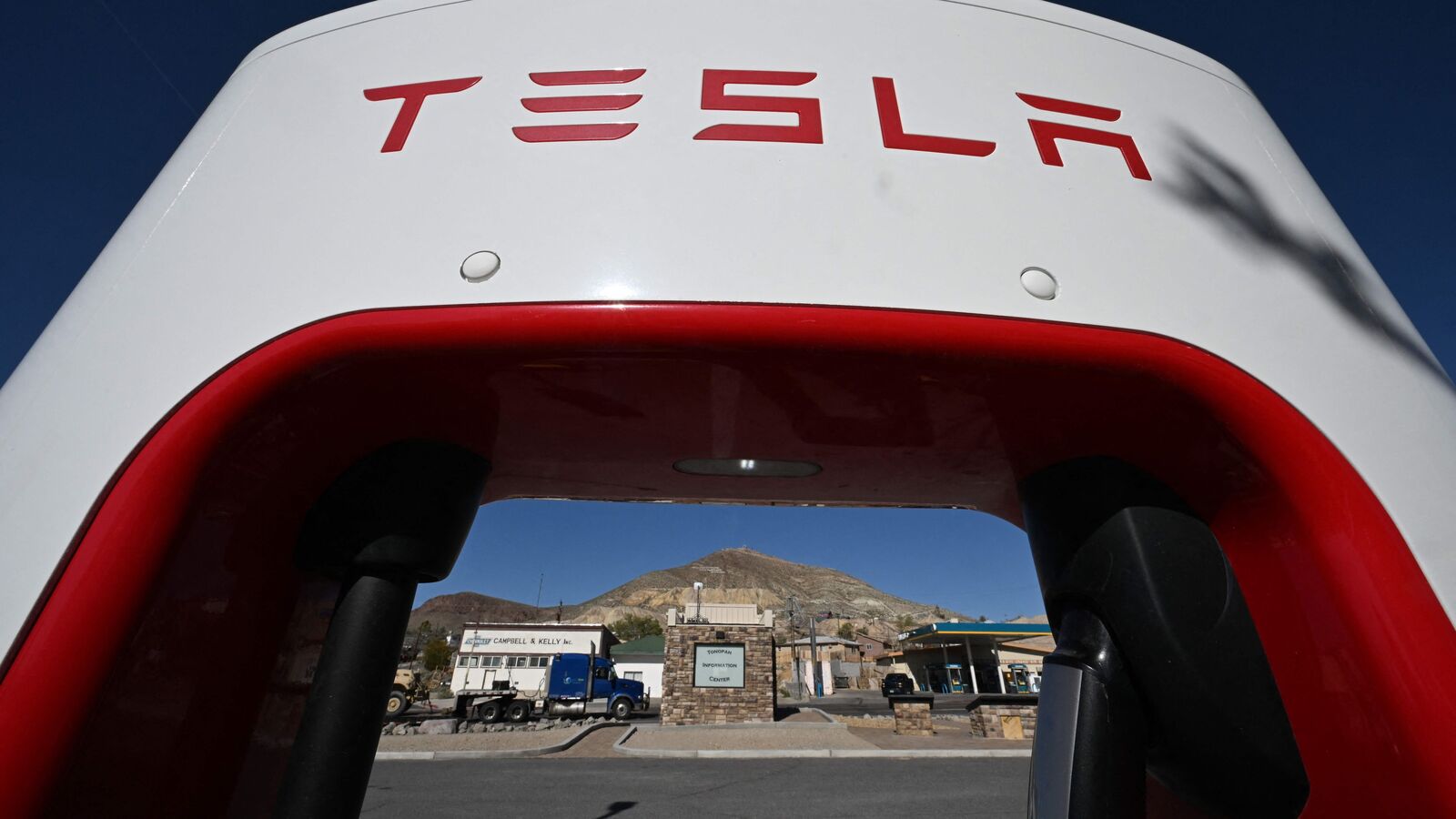 Tesla Shares Dive After Disappointing Robotaxi Launch | Market Update