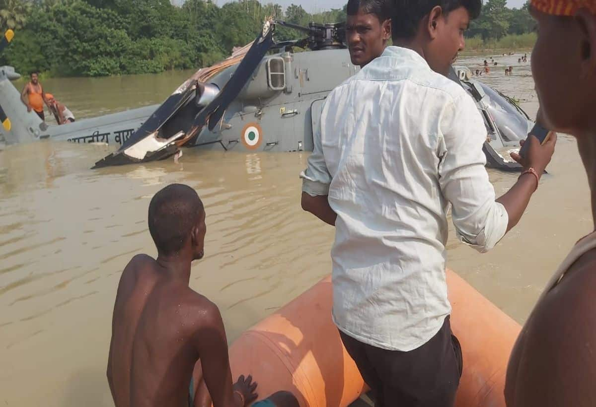 Shocking Helicopter Crash in Muzaffarpur: Looting Relief Supplies Amid Flood Chaos