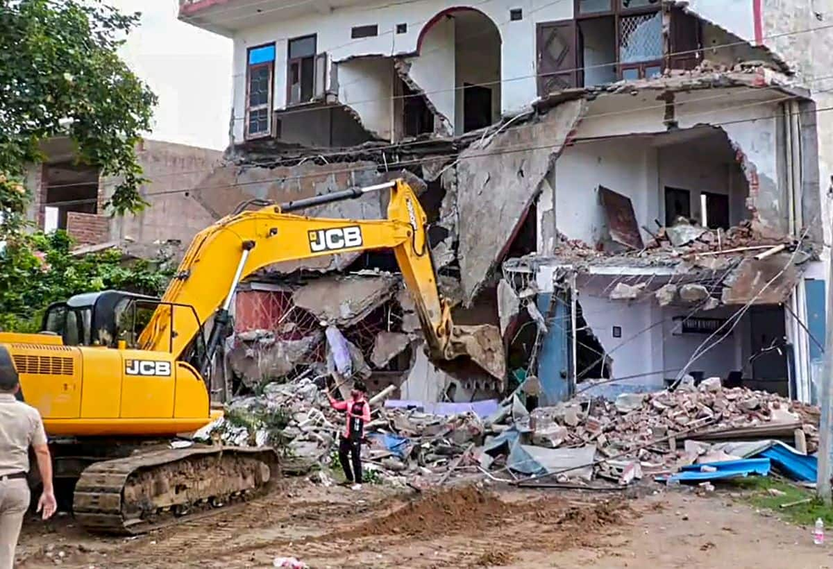 Bulldozer Chaos in Farrukhabad: Villagers Clash with Accountants! | Shocking Video