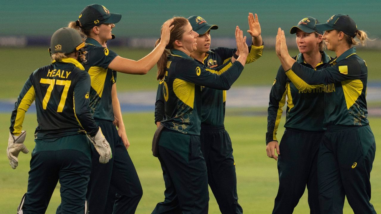 Australia Matches Pakistan's 20 Overs Fours in Just 6 Balls for Dominant Win!