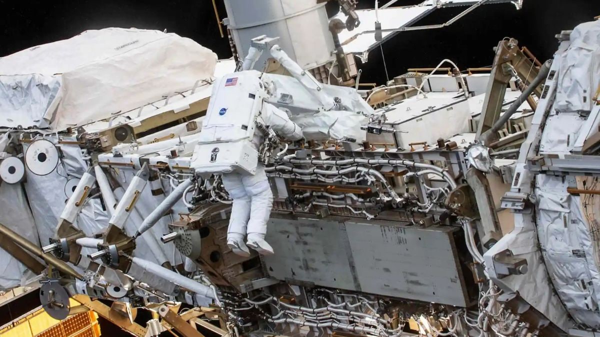 NASA on High Alert: Air Leak Detected in Space Station 400 km Above Earth!